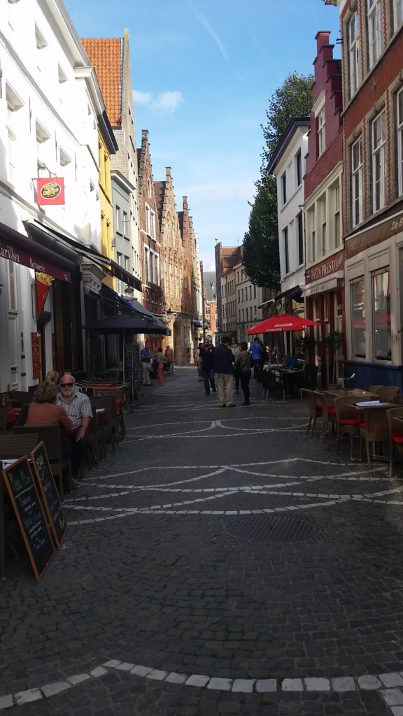 bruges street belgium backpacker