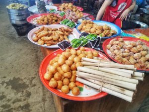 phonsavan market pastries laos