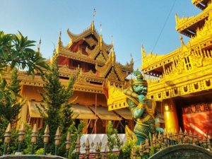 Kyauktawgyi Temple statue