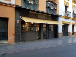 closed restaurant siesta Spain