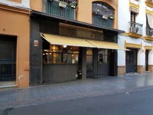 closed restaurant siesta Spain