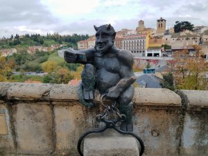 the highlight seeking type of hostel guest, selfie statue in Segovia