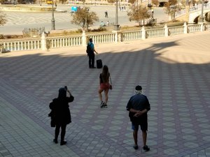 the worst type of hostel guest, the fake instagram model