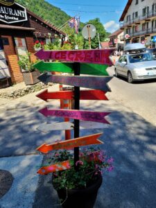 sign pointing to food in Bran tourist area